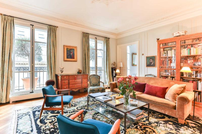 Цены на Bohemian chic apartment Palais Garnier в Париже