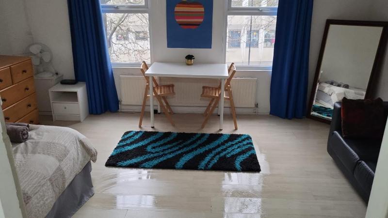 Renovated Family room with shared kitchen and bathroom in Angel — отель с удобствами в Лондоне