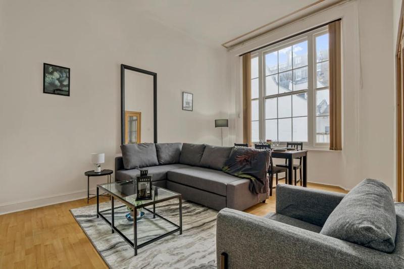 Cosy 2BR Retreat near Paddington Station — отель с удобствами в Лондоне