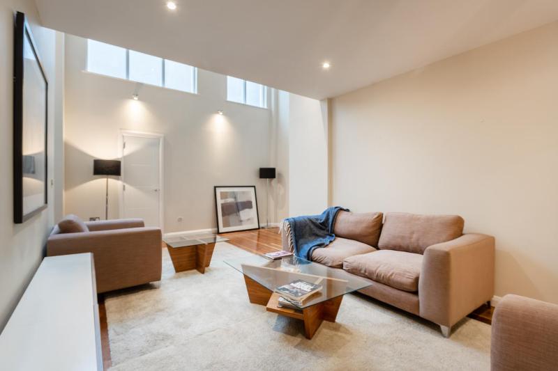Beautiful 2-Bed Apartment in London — отель с удобным расположением в Лондоне