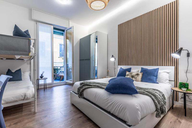 StayEasy Quadronno33 - 3 bedrooms, 2 baths - Duomo walking distance — комфортный отель в Милане
