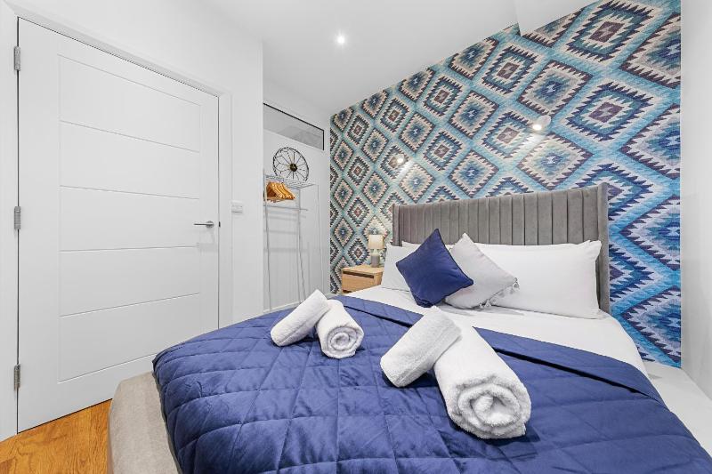 Modern One Bedroom Apartment Near Heathrow London - Staines TW18 — комфортный отель в Лондоне