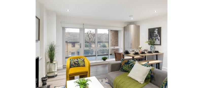 A Splash of Color: Spacious & Funky 3-BR Flat — комфортный отель в Лондоне