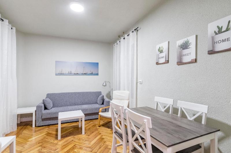 Cozy flat in La Latina — отель с удобным расположением в Мадриде
