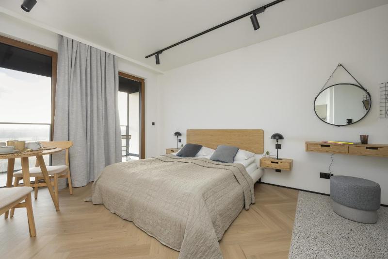 Studio with Horse Racing View 8th Floor Warsaw by Renters — отель с удобным расположением в Варшаве