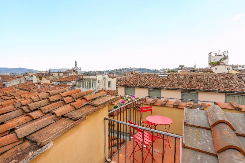 Palazzo Borghese Apartment with Panoramic Terrace — отель в Флоренции, Италия