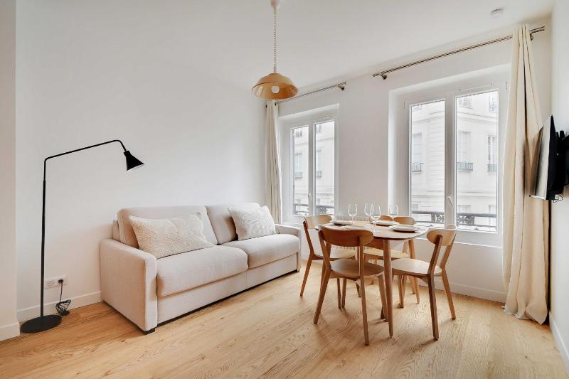 Magnificent flat - near Bourse and Palais Royal — забронировать отель в Париже