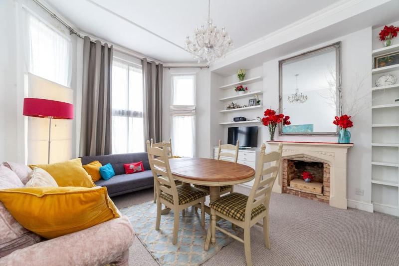 Modern 1-bed with 3 minute walk to tube station. — забронировать отель в Лондоне