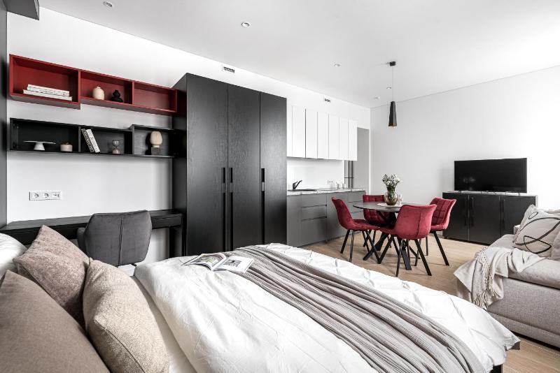#stayhere - Stylish & Central Studio Apartments next to Parliament — отель с удобствами в Вильнюсе