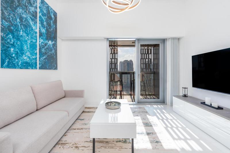 Coastal 1BR at Cayan Tower — отель с удобствами в Дубае