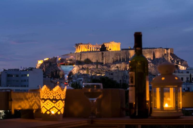 Superb Acropolis View From A Central Brand New Apt — отель с удобствами в Афины