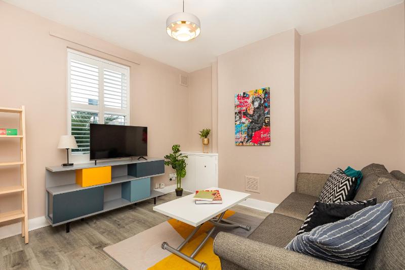 Renovated 3BR wgarden in Stratford, 1min to Train — забронировать отель в Лондоне