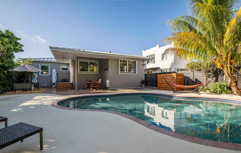 Surfers Cove - Modern 3 2 w Pool near Calle 8 — комфортный отель в Майами