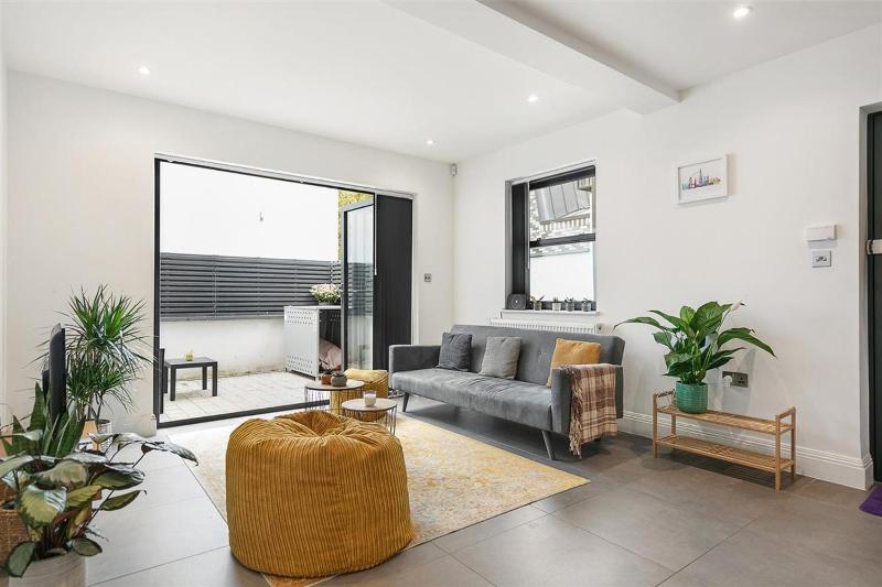 Sleek 1 Bed Haven with Private Outdoor Space — забронировать отель в Лондоне