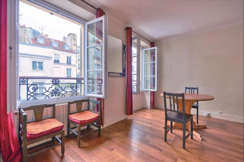 Lovely spacious nest in Montmartre — отель с удобным расположением в Париже