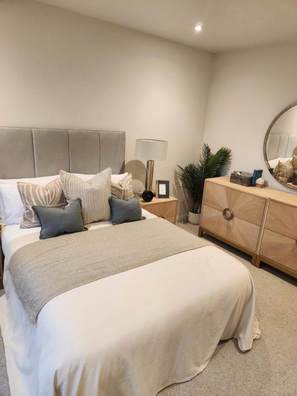 Kings Mews Elegance: City Sparrow's Premier 3-Bedroom Residences — отель с удобствами в Лондоне