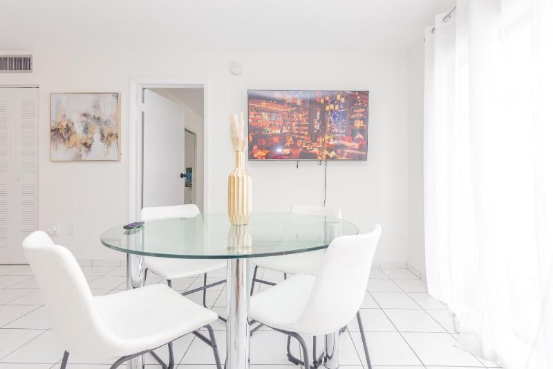 One Bedroom Apartment - with Parking & Balcony - Heart of Wynwood — комфортный отель в Майами