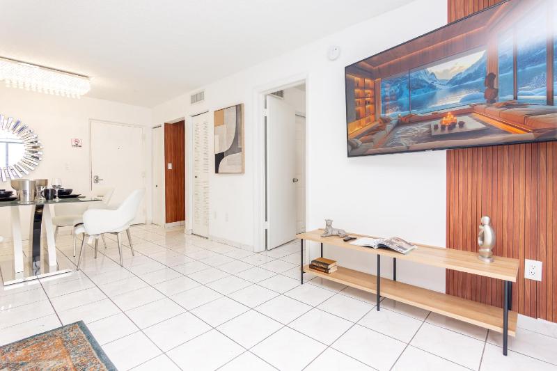 One Bedroom Apartment - with Parking & Balcony - Heart of Wynwood — отель в Майами, Соединенные Штаты Америки