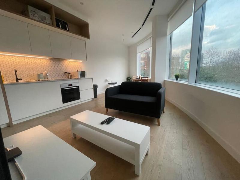 Deluxe Modern 1Bed Apartment w/ Gym & Free Parking — отель с удобным расположением в Лондоне