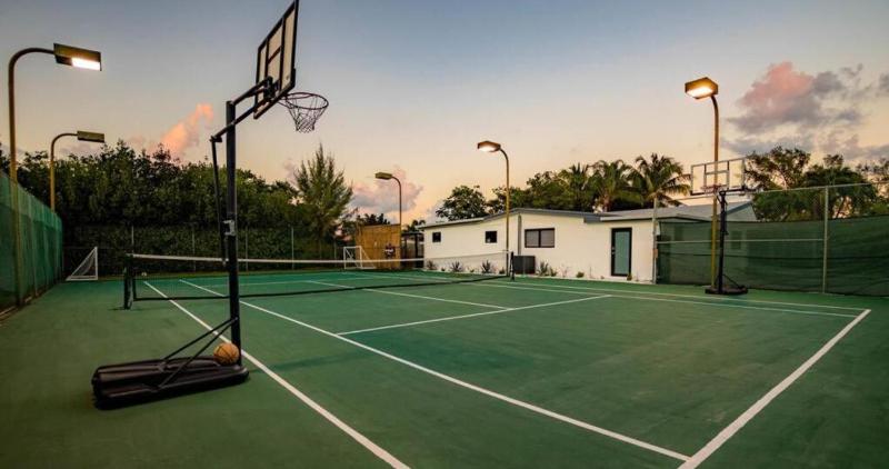 Luxurious Retreat with Tennis and Soccer Courts TGH — отель с удобным расположением в Майами