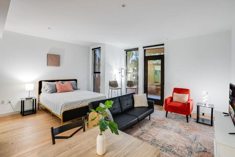 Chic Hollywood Bungalow Pool, Parking, Gym — комфортный отель в Лос-Анджелесе