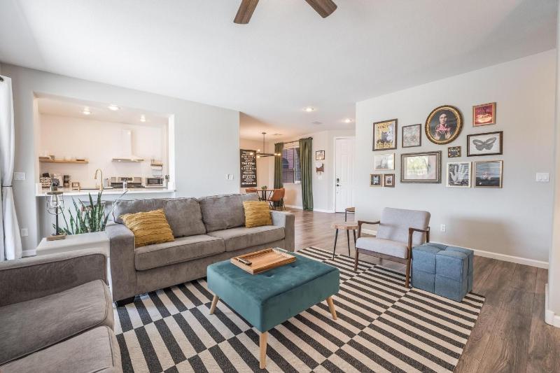 Vegas-Style Desert Luxury: Themed Bedrooms, Game Room, Fire Pit & Jacuzzi. Only 20 min to the Strip! — отель с удобным расположением в Лас Вегасе