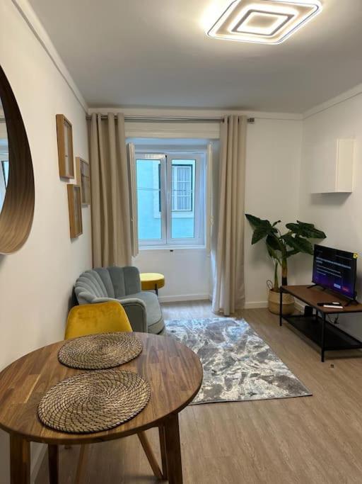 Цены на Stylish Renovated Apartment in Chiado в Лиссабоне