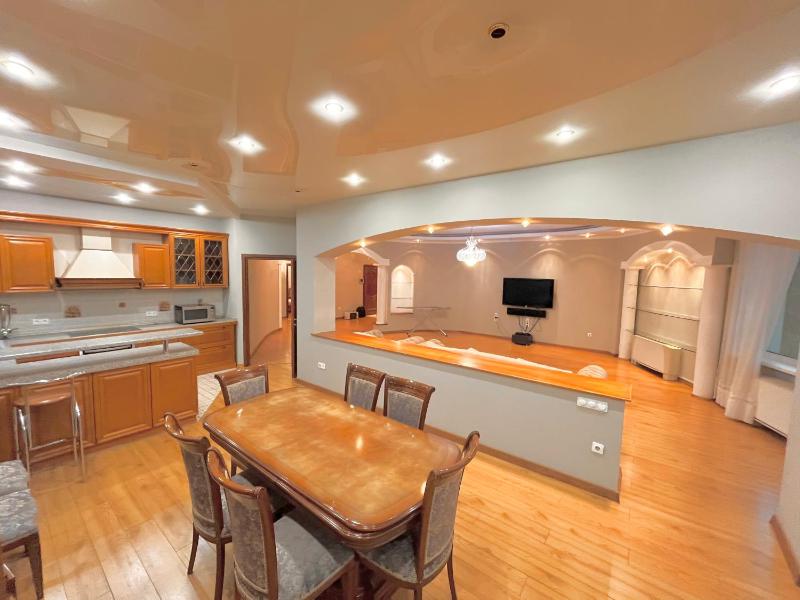Big & luxury house (220 sqm) in city centre Almaty — отель с удобным расположением в Алматы
