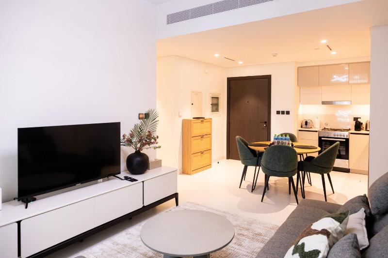 Beachfront Brand new apartment with private Beach — отель с удобным расположением в Дубае