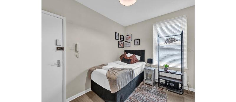 Цены на Minimalist Oasis: Airy Studio in Calming Neutrals в Лондоне