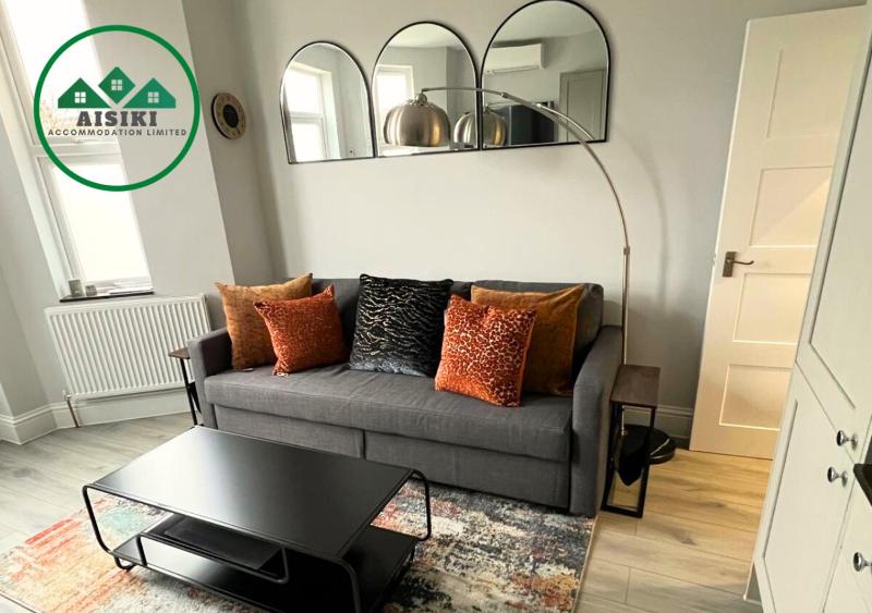 FW Haute Apartments at Enfield, Airconditioned & Pet Friendly Ground Floor 3 Bedrooms and 2 Bathrooms Flat with King or Twin beds with Garden and FREE WIFI and PARKING — отзывы гостей и цены