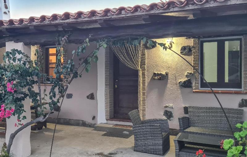 Nice Home a Orosei - Accogliente Casa con WiFi e Giardino