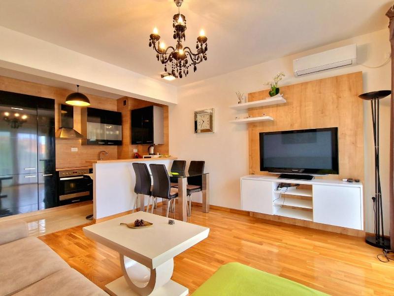 STATUS LUX APARTMENT — забронировать отель в Будва