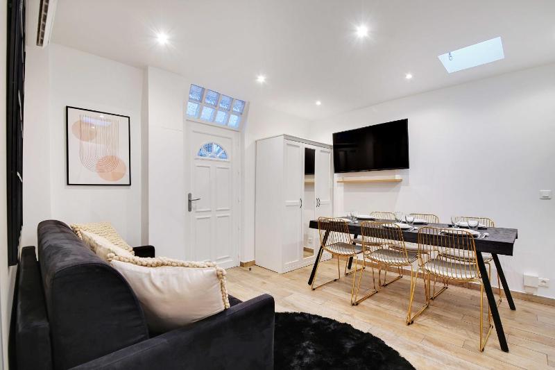 Enchanting 2 BDR Parisian Apartment — отель в Париже, Франция