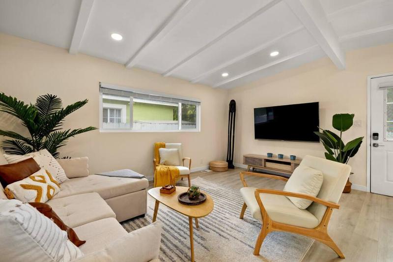 Charming Zen Venice Beach 3BR Home w/Patio & W/D — комфортный отель в Лос-Анджелесе