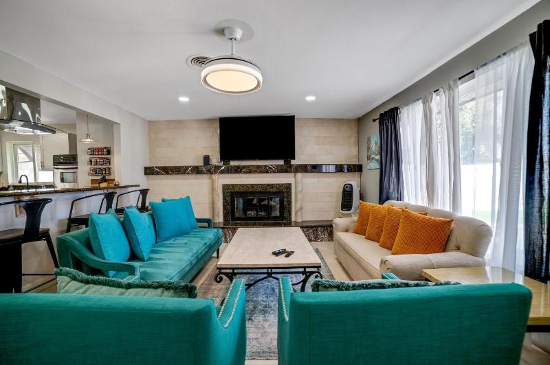 Las Vegas Retreat - 5 Mins From The Strip Home — отель с удобствами в Лас Вегасе
