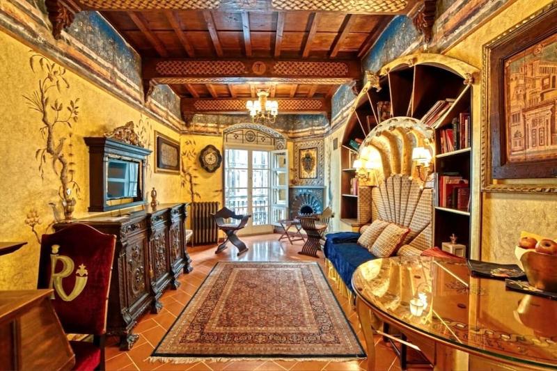 Renaissance Apartment in Historic Building with Duomo Views — забронировать отель в Флоренции