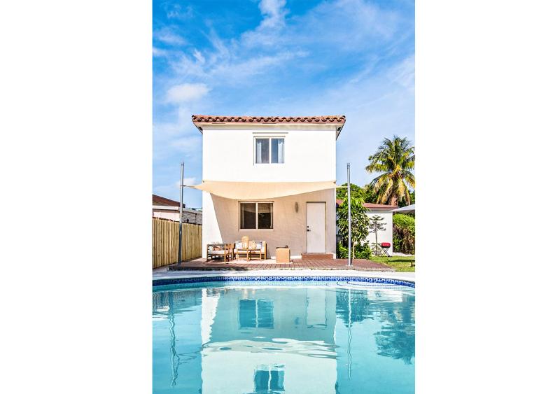 Luxury Redefined 6BR Poolside Villa with King bed — отель с удобствами в Майами