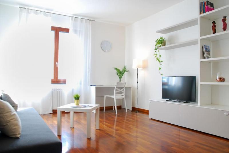 Home & Pet - Milano Trilocale Promenade Santa Giulia — комфортный отель в Милане