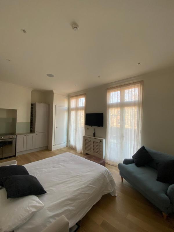 South Chelsea Apartment London — отель с удобствами в Лондоне