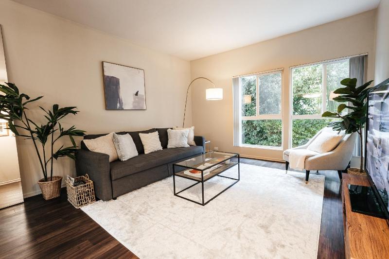 All You Need 1BD in WEHO — комфортный отель в Лос-Анджелесе
