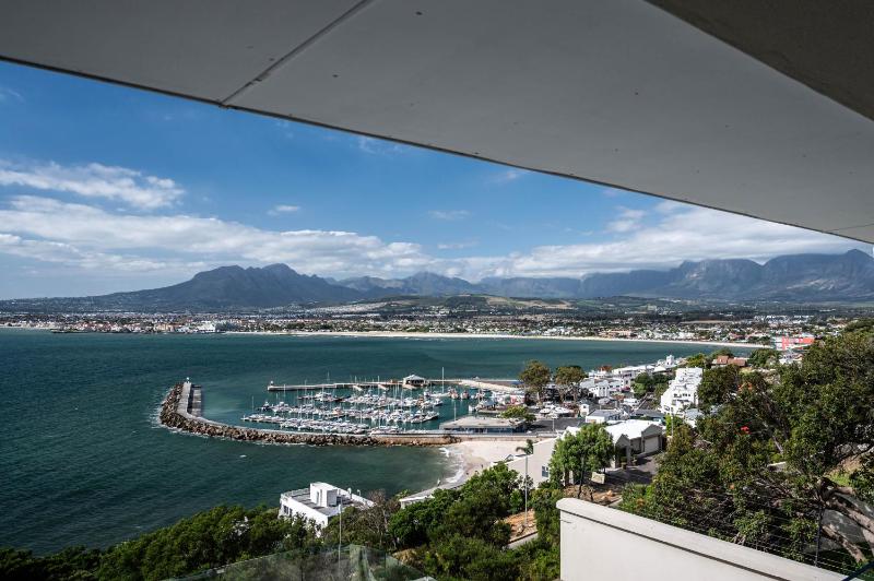 Ocean Views, Sleeps 6 in 3 bedrooms, 3 bathrooms — отель с удобным расположением в Кейптауне