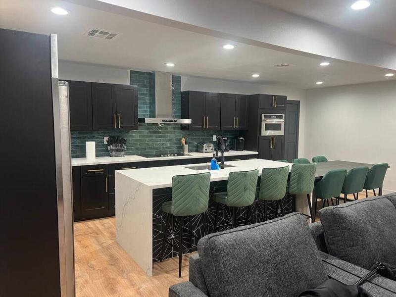 The Peacock Inn - 8 Bdr 4 Bth 14 Bds — комфортный отель в Лас Вегасе
