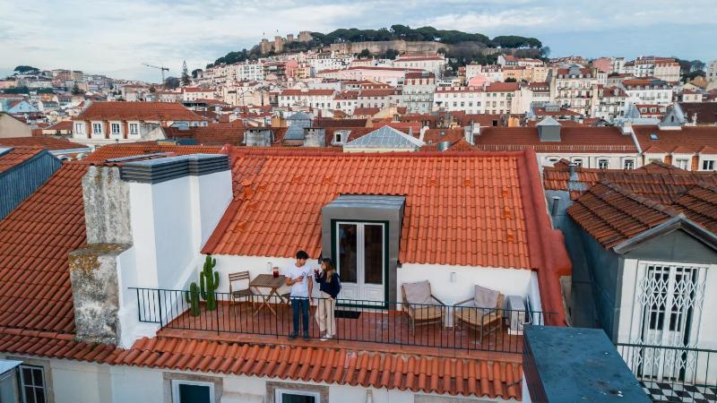 Romantic Getaway with Fantastic Terrace and Parking at downtown Lisbon — отель с удобным расположением в Лиссабоне