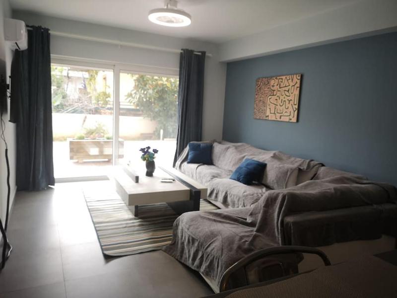 Ground floor apt. with garden, Timfristou 86 Chalandri — отель с удобствами в Афины