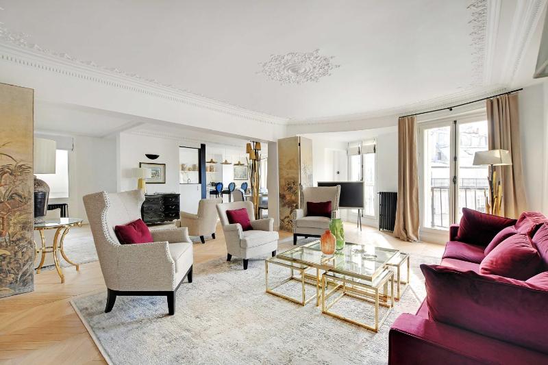 Luxury apartment - 3BR-6P - Faubourg Saint-Honore — отель с удобным расположением в Париже