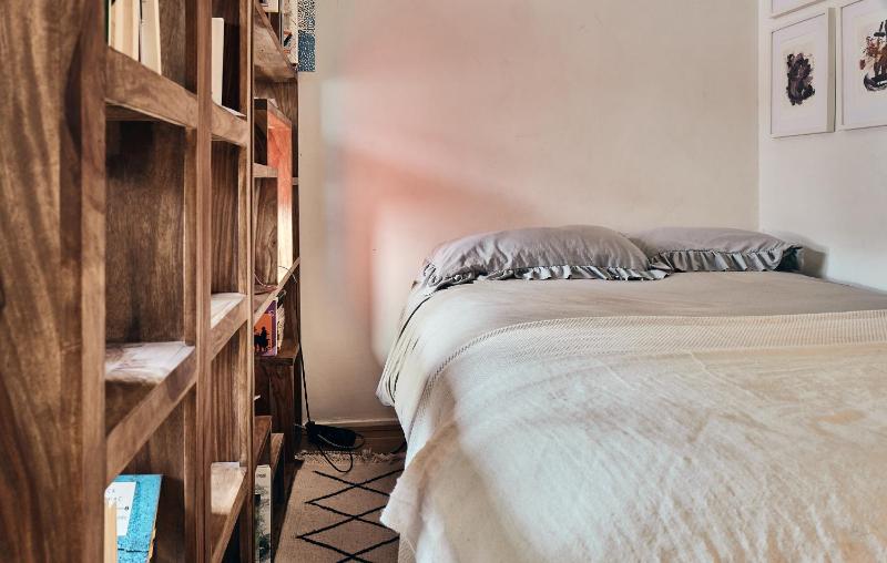 Цены на Cozy small artist studio в Париже
