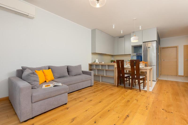 2 Bedroom Apartment Beautiful Green Surroundings Miedzyborska Street by Renters — отель с удобным расположением в Варшаве