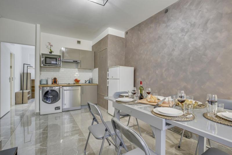 241 Suite Leon - Superb apartment in Paris — отель с удобным расположением в Париже
