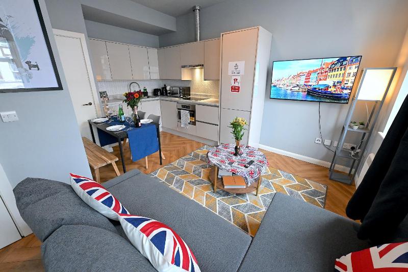 1 BEDROOM FLAT IN WOOD GREEN PICCADILLY LINE — отель с удобным расположением в Лондоне